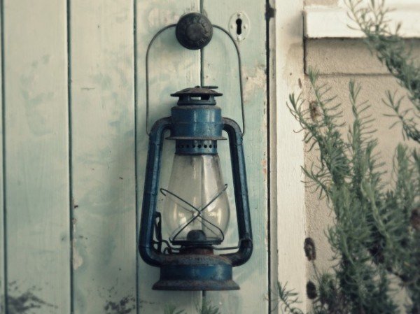 beach-cottage-shabby-old-vintage-lanterns-650x487