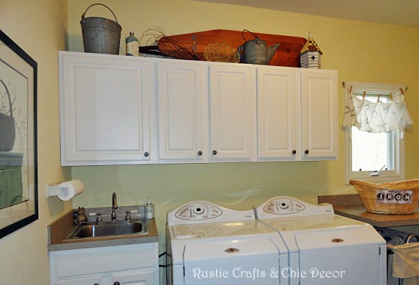 ideas for decorating a laundry room by rustic-crafts.com