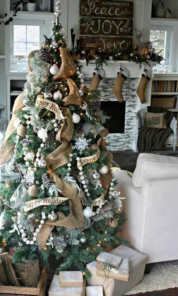 Best Decorated Christmas Trees In A Rustic Style - Rustic Crafts & Chic ...