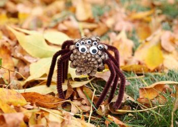 quick Halloween crafts- pine cone spider