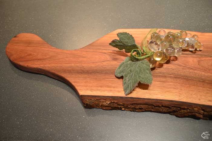 https://rustic-crafts.com/wp-content/uploads/2019/08/diy-charcuterie-board-with-live-edge.jpg