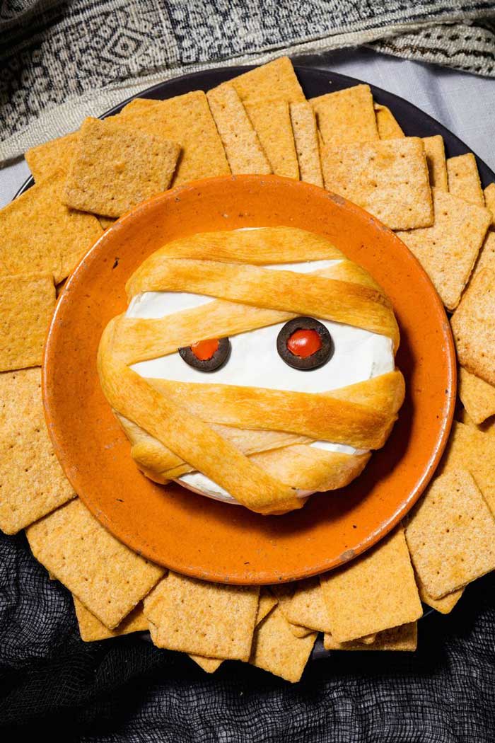 mummy brie halloween party appetizer