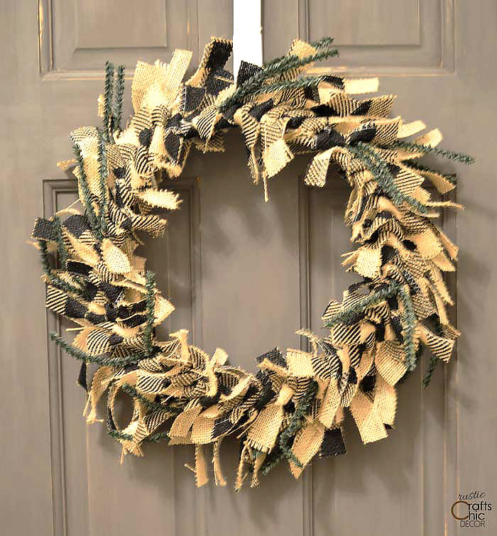 25 Christmas Wreath Ideas You Can Make - Rustic Crafts & DIY