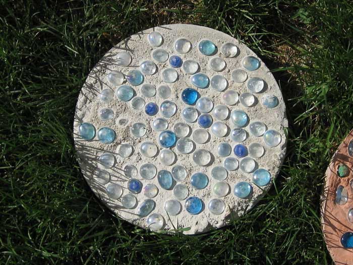 diy stepping stone with marbles