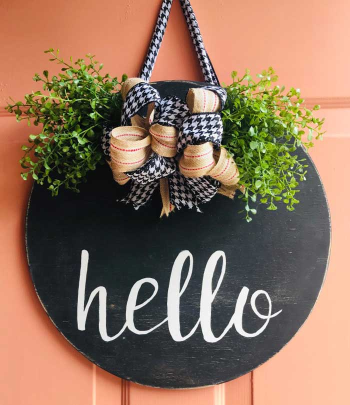 circular wooden welcome sign wreath idea