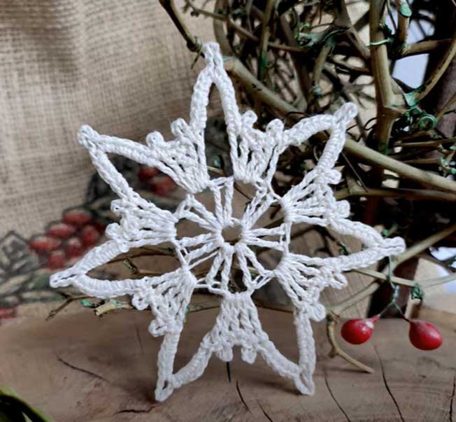 DIY gehäkeltes Schneeflocken-Ornament